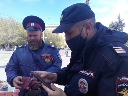 Полиция задерживает Тому Гродникову на пикете в Волгограде