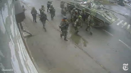 Российские десантники на улице в Буче.