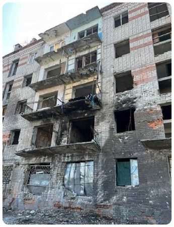 Поврежденное здание в результате залпового огня МО РФ
