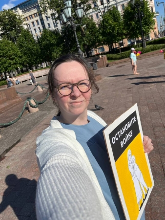 Вера Лисина на антивоенном пикете в Москве