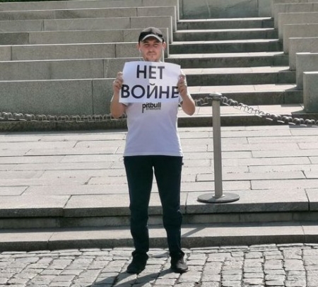 Никита Милюц на одиночном пикете в Москве