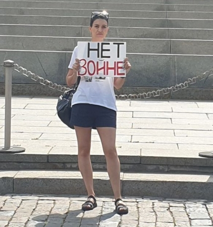 Навели Тавтцян на антивоенном пикете в Москве