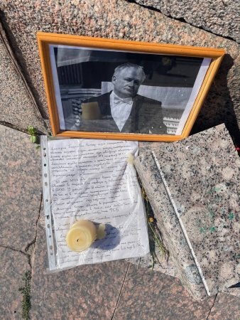 Мемориал памяти погибшему Дмитрию Колкеру в Санкт-Петербурге