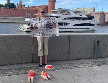 Марина Овсянникова вышла в одиночный пикет в Москве