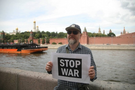 Антивоенный пикет напротив Кремля