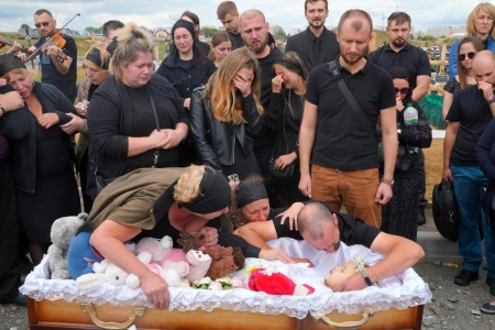 Похороны  4-летней Лизы, погибшей от взрыва ракеты "Калибр"