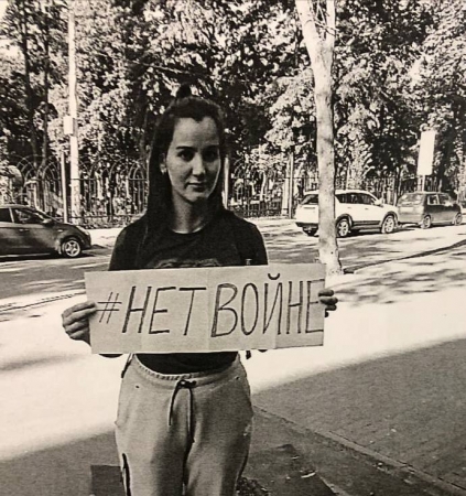 Ксения Высоцкая получила штраф за плакат "Нет Войне"