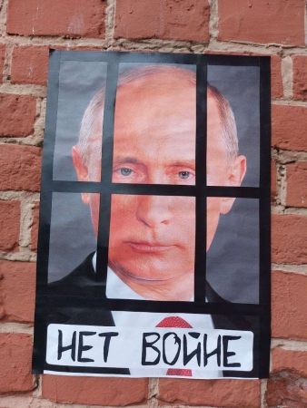 Активист Низамов приклеил путина к кремлевской стене