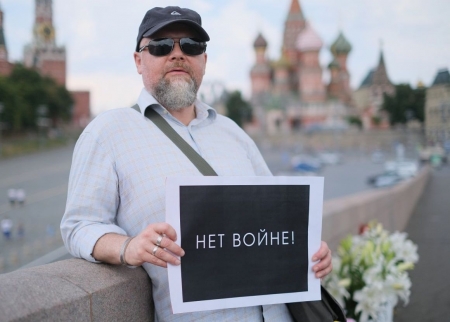 Антивоенный пикет на мосту Немцова