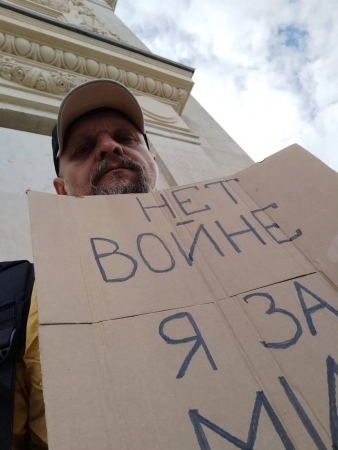Полицейские не дали Александру Злобину стоять в пикете