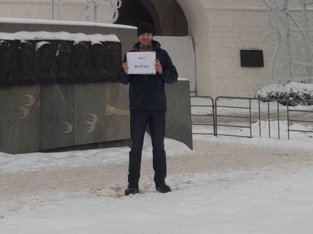 Ленар Хафизов провел пикет у Казанского Кремля