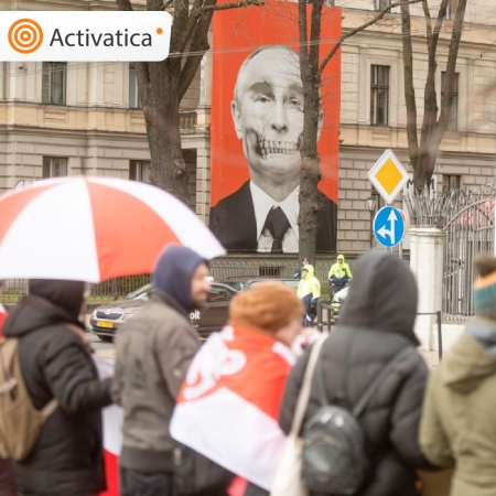 Пикет перед посольством России в Латвии