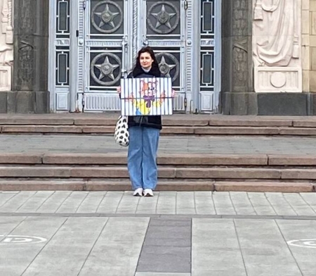 Ксения Перевердиева вышла в пикет к зданию МИД