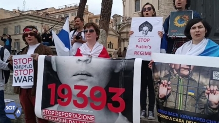 В Риме российские активисты провели антивоенный митинг