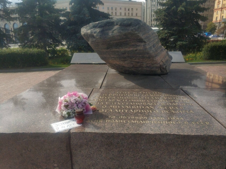 Цветы в память об убитой Эстемировой. Москва.