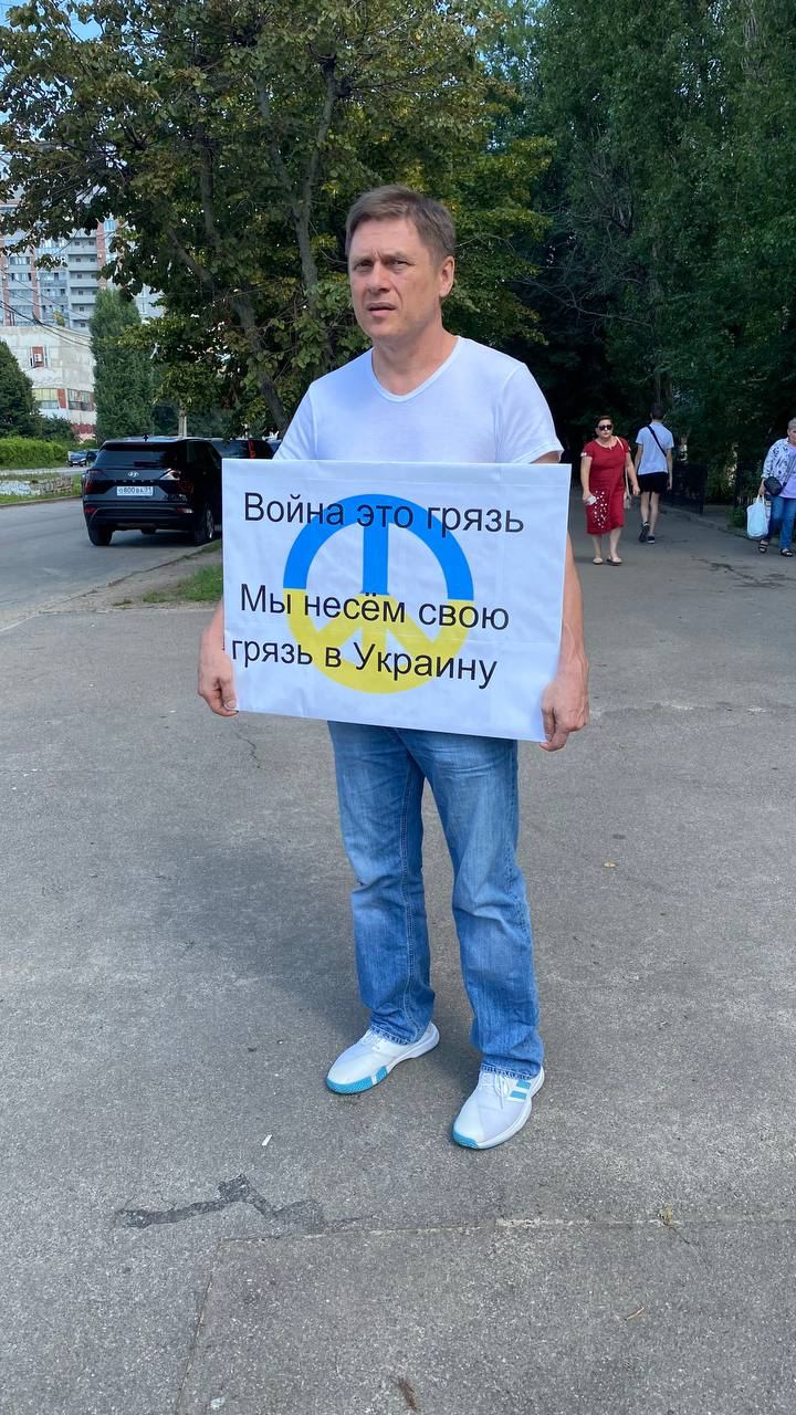 Николай Борисов пришел в суд в футболке "Я против войны"