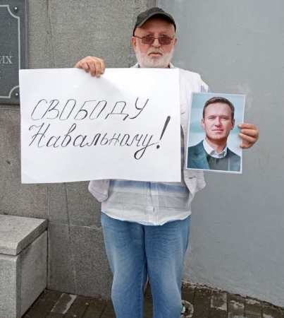 Георгий Какабадзе провел пикет в поддержку Навального