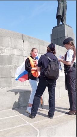 В Екатеринбурге задержали девушку с плакатом «Долой криминал»