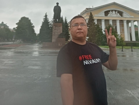 Сергея Мамаева оштрафовали за футболку с Навальным