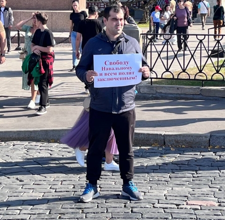 Артур Макоев вышел в пикет в поддержку Навального