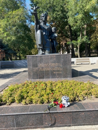 Цветы в память о погибших в Украине мирных жителях