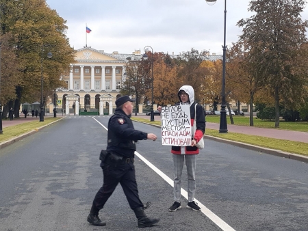 Одиночный пикет Дмитрия Кузьмина в Петербурге