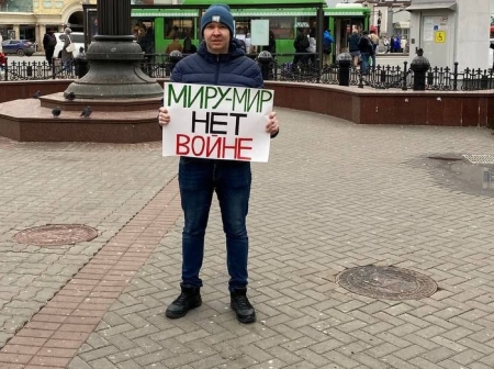 Даниил Алимов провел антивоенный пикет в Казани