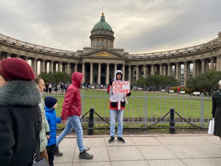Дмитрий Кузьмин провел пикет в поддержку Скочиленко